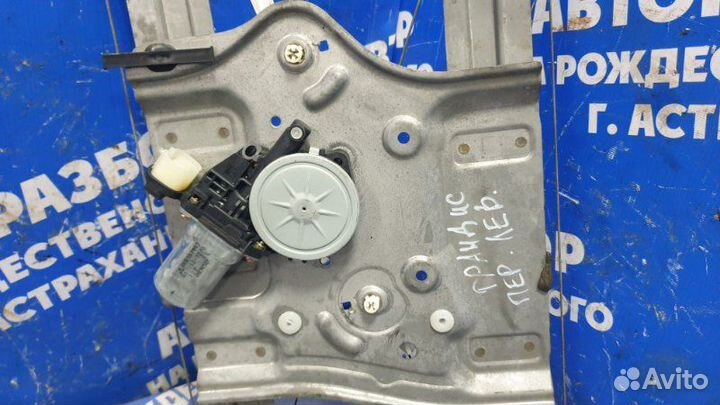 Передний левый стеклоподъемник. Mitsubishi Grandis