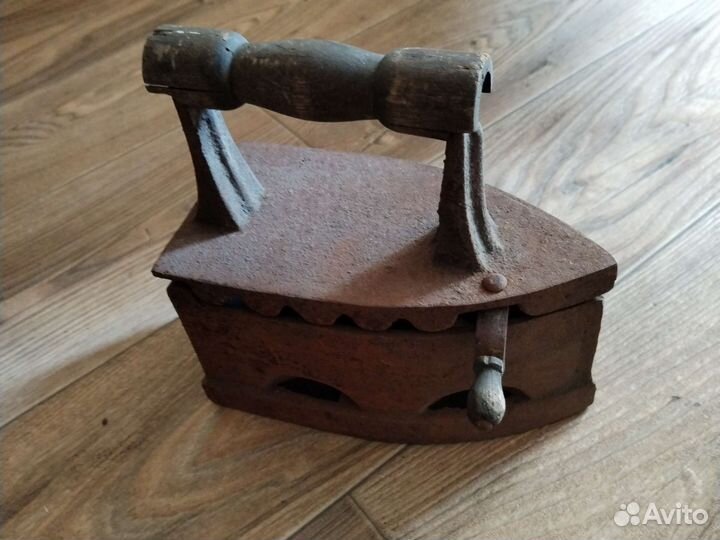 Старинный угольный утюг