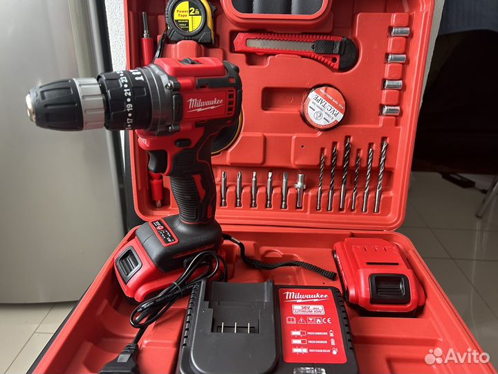 Шуруповерт в комплекте с набором