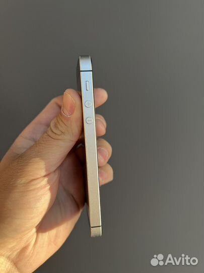 iPhone SE, 32 ГБ