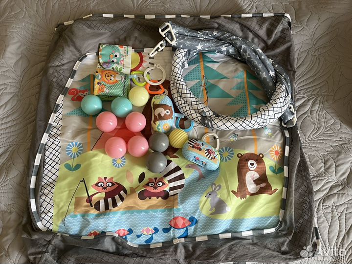 Развивающий коврик для малыша с дугами и игрушками