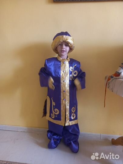 Много новогодних костюмов