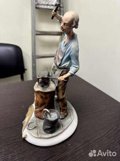 Статуэтка «Кузнец» Италия фарфор 20 век