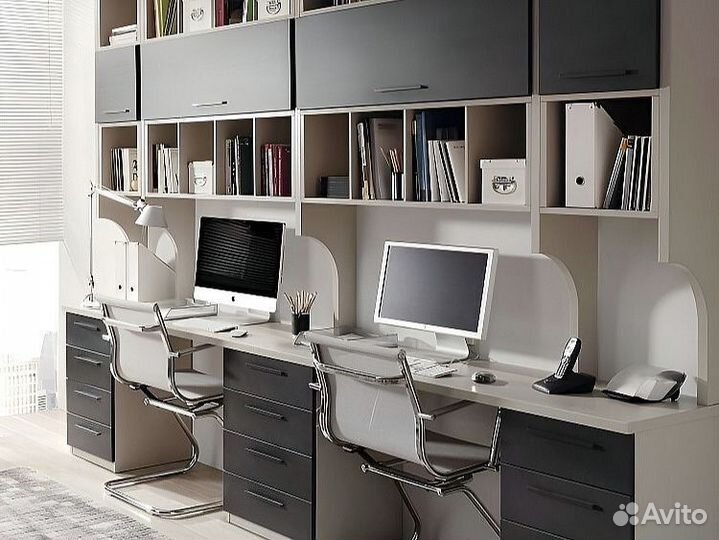 Рабочая зона со шкафом у окна