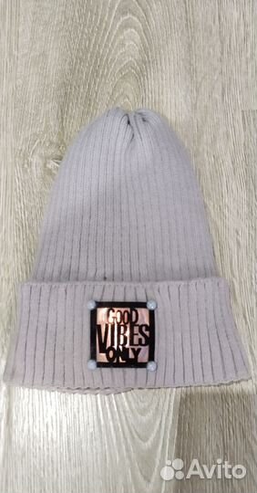 Шапка белая женская