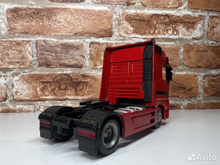 Модель грузовой Mersedes 1/32 New Ray