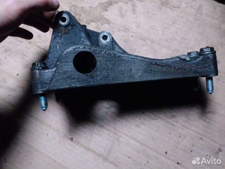 Кронштейн генератора volkswagen golf