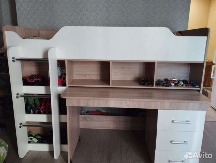 Детская кровать чердак со столом и шкафом