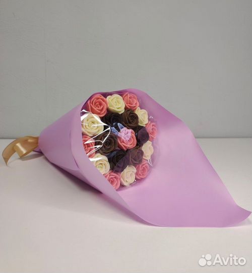 Букет - 19 Роз из Трёх Видов Шоколада