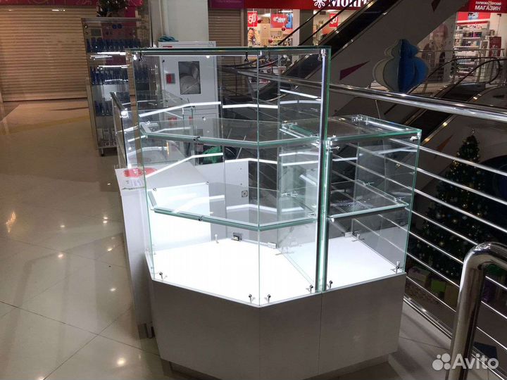 Стеклянная витрина с подсветкой