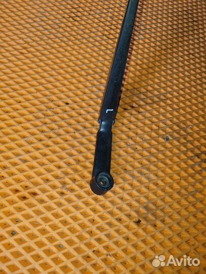 Поводок стеклоочистителя передний левый ваз (LADA)