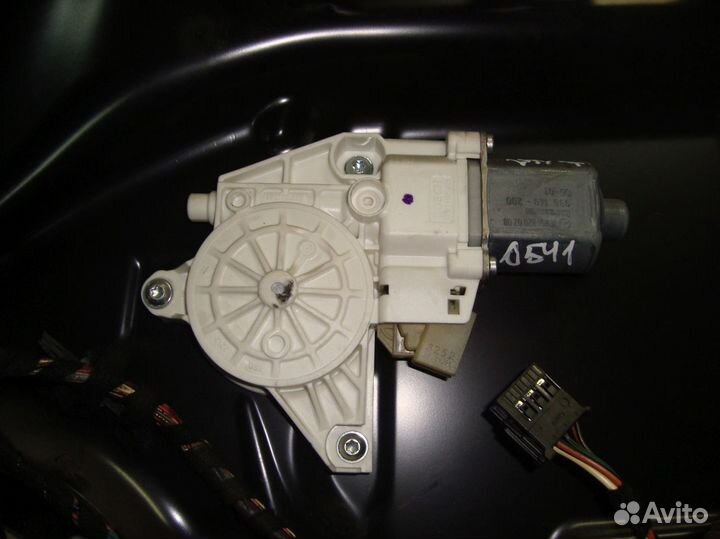 Моторчик заднего правого стеклоподъемника W251 M11