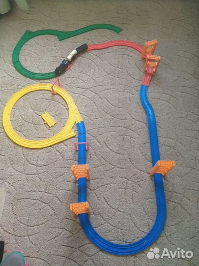 Железная дорога и паровозик с прицепом