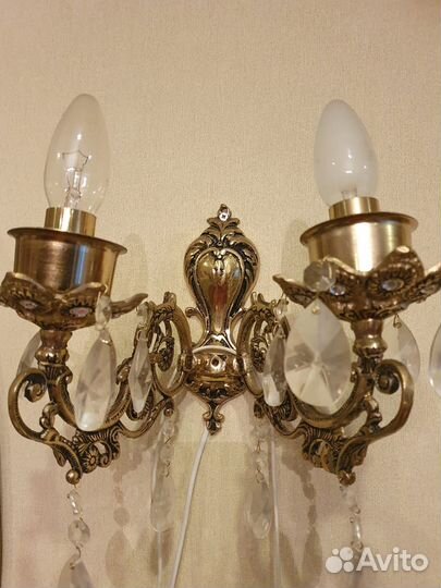 Бра, зеркало, люстра, статуэтки, часы, лампа