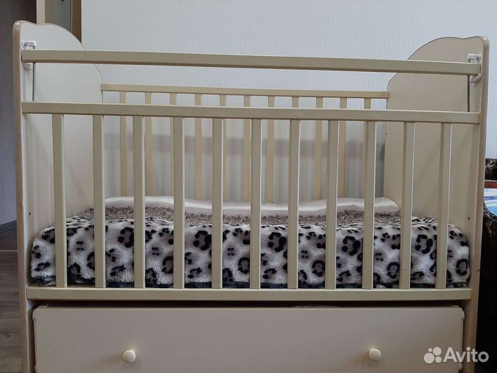 Детская кроватка с маятником