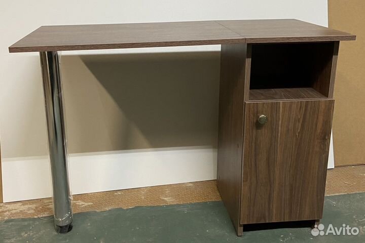 Маникюрный стол