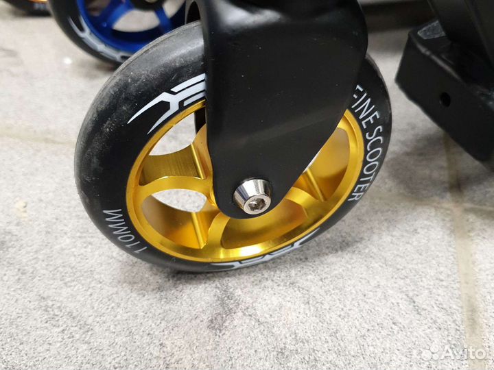 Трюковый самокат серебристый