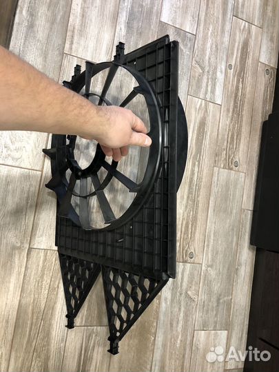 Оригинальный кожух вентилятора VAG