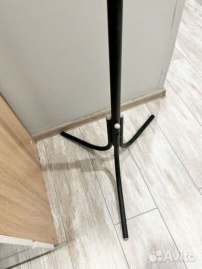 Вешалка напольная для одежды трехнога