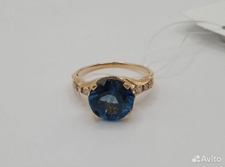 Золотое кольцо с топазом и фианитами 18р. Арт128