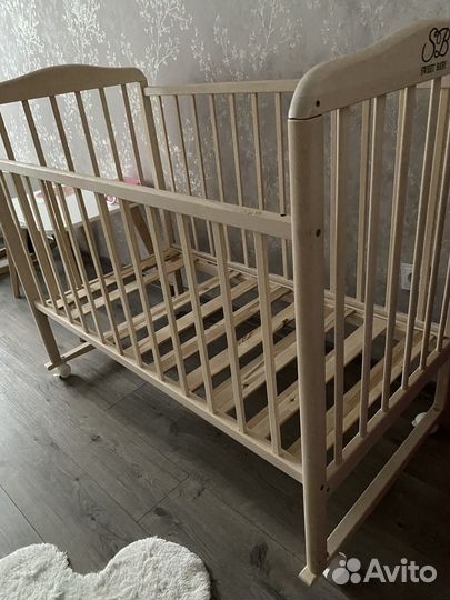 Детская кроватка с маятником