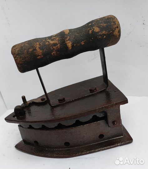 Старинный угольный утюг