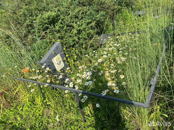 Уборка могил на кладбище