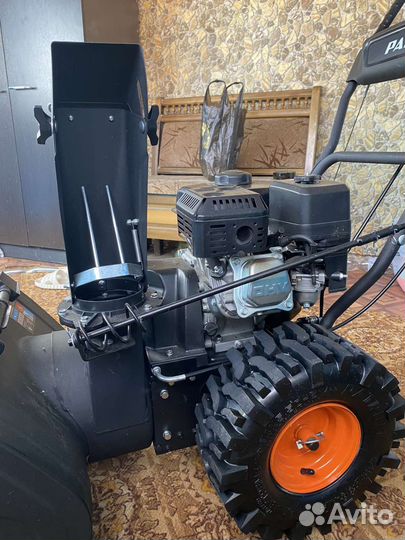 Снегоуборщик бензиновый