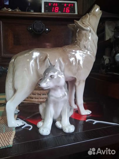 Статуэтки.Царь лебедь.Курица и жук.Волки. Бульдог