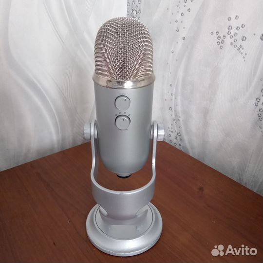 Студийный микрофон Blue yeti