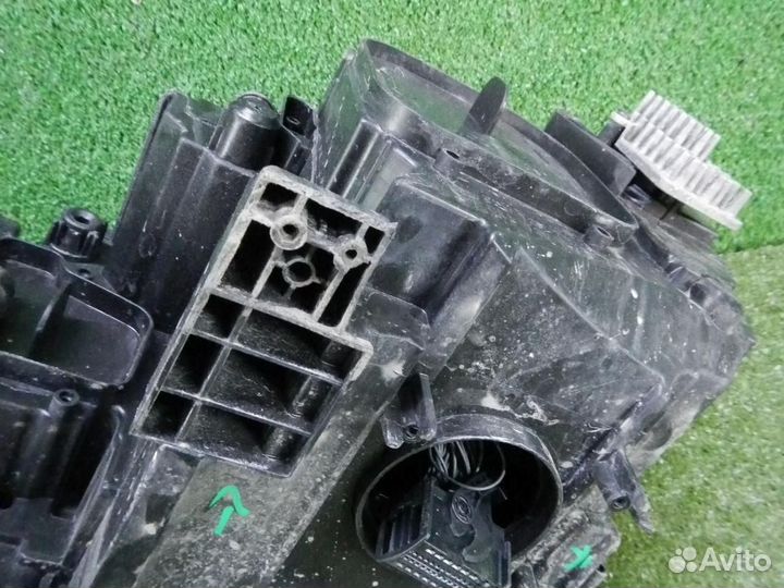 Фара правая Volkswagen Tiguan