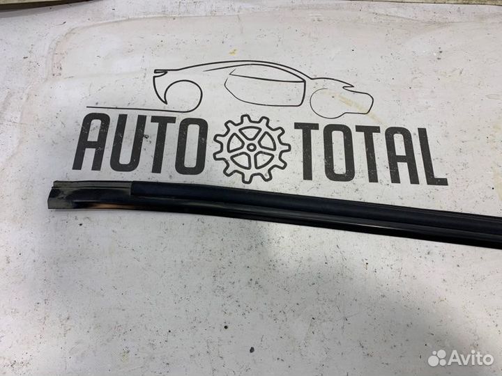 Уплотнительная резинка крыши правая Renault Logan
