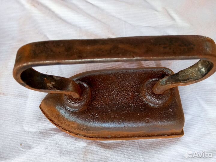 Старый чугунный утюг