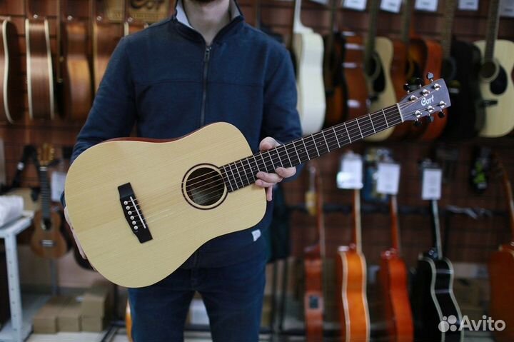 Электроакустическая гитара 3/4 Cort + Аксессуары