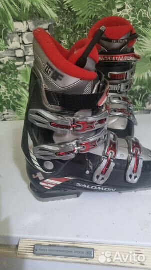 Горнолыжные ботинки с лыжами