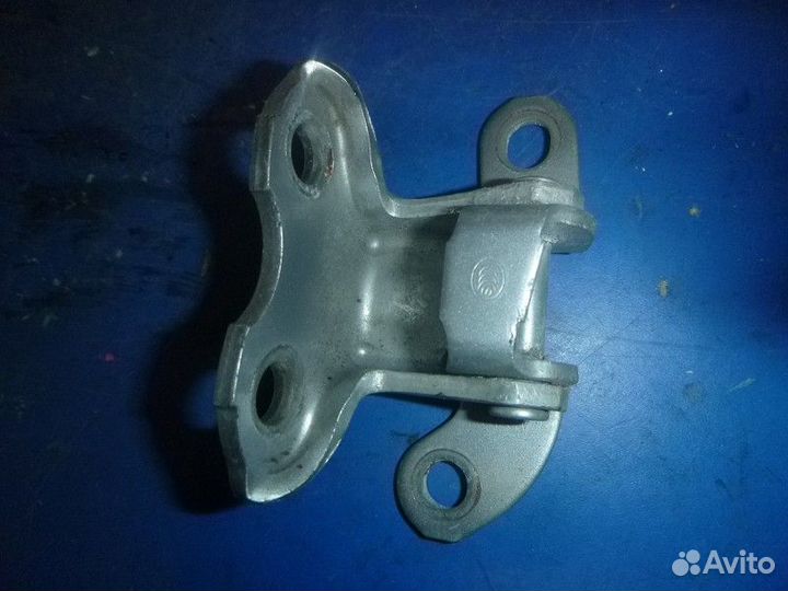 Петля двери задней правой верхняя toyota camry V50