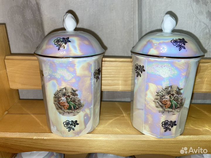 Деревянная полка с банками для кухни