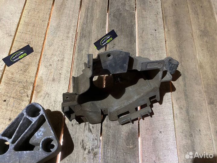 Крепеж двс Renault Symbol