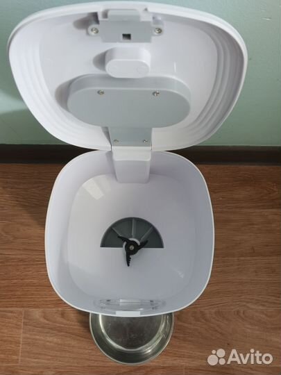 Автоматическая кормушка для кошек и мал. собак