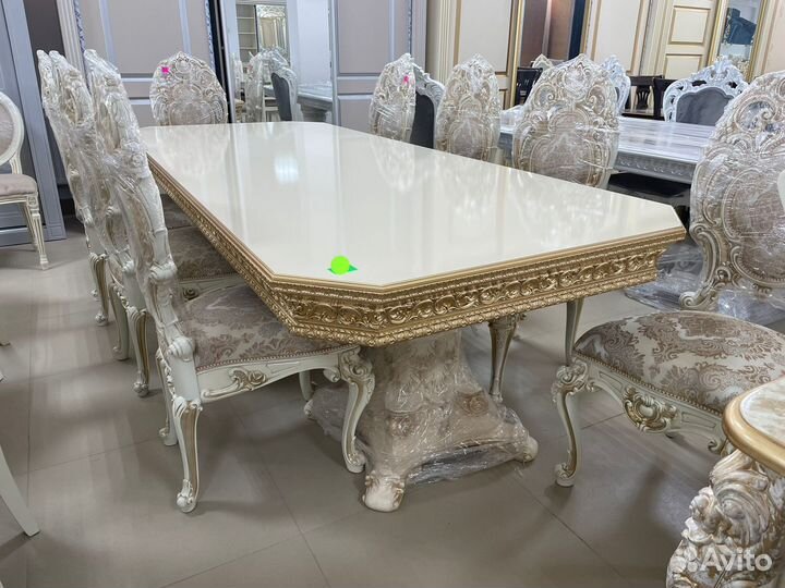 Стол и стулья