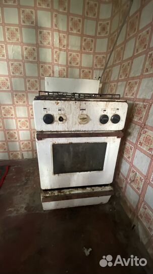 Старая мебель, холодтльник, газовая плита