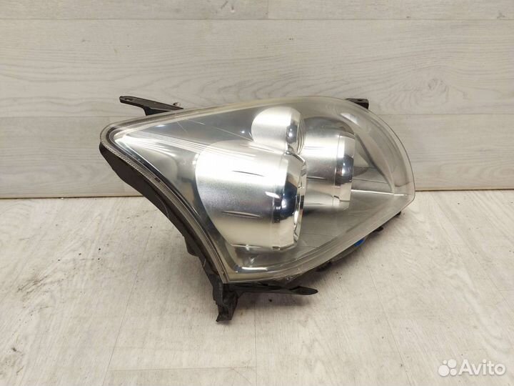 Фара правая Toyota Avensis 2. 2006-2009