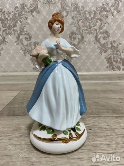 Статуэтка фарфоровая
