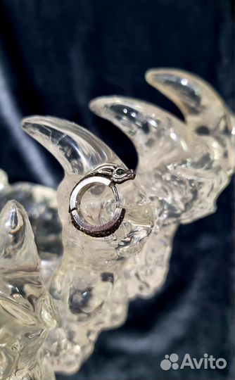 Серебряная моносерьга Дракон зеленые глаза