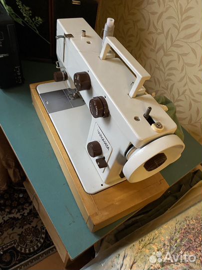 Швейная машина Чайка 143