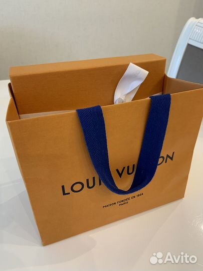 Коробка louis vuitton,есть подарочный покет.20х20