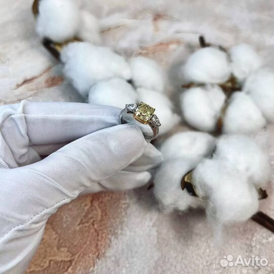 Кольцо с центральным бриллиантом кушон 2,03ct + 2 груша cvd