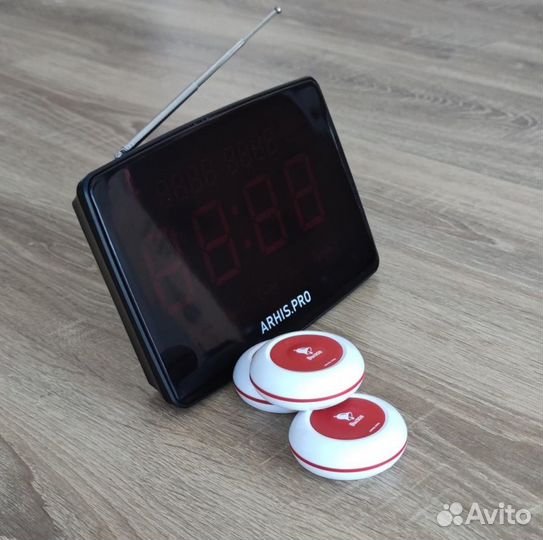 Кнпока вызова персонала и табло отображения вызова