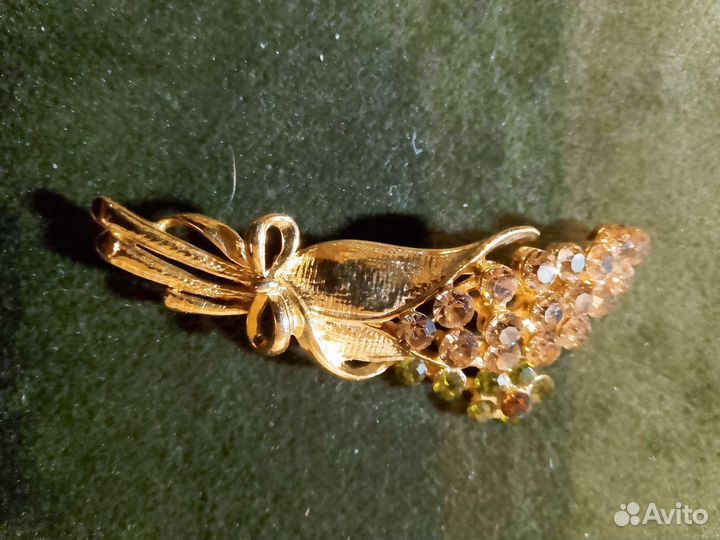 Броши с камнями из ювелирного сплава