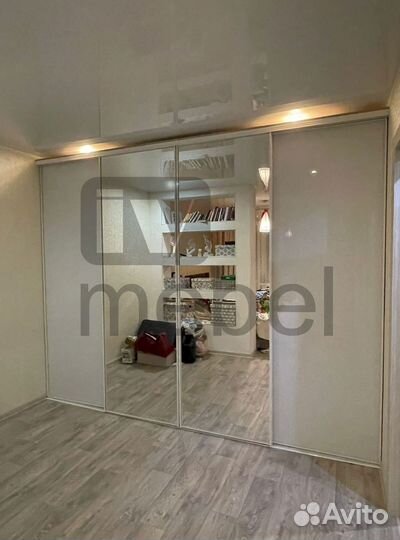 Зеркальный шкаф